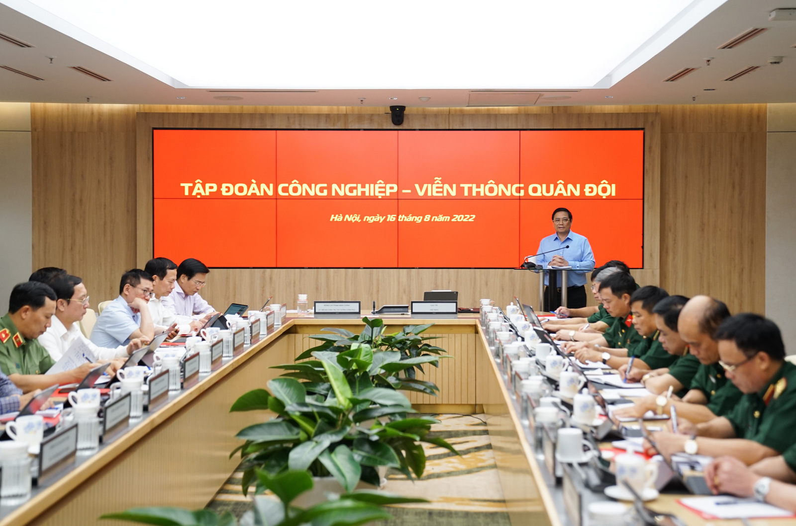 Thủ tướng đề nghị Bộ Quốc phòng chủ trì, phối hợp với các bộ, ngành liên quan tổng kết mô hình Viettel sau 30 năm thực hiện, rút ra các bài học kinh nghiệm trong xây dựng và phát triển một tập đoàn kinh tế nhà nước