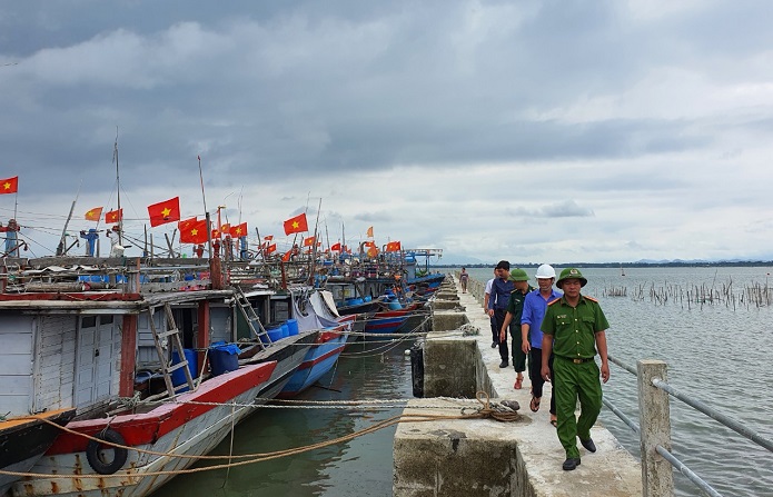 Kêu gọi các tàu thuyền vào nơi neo đậu an toàn.