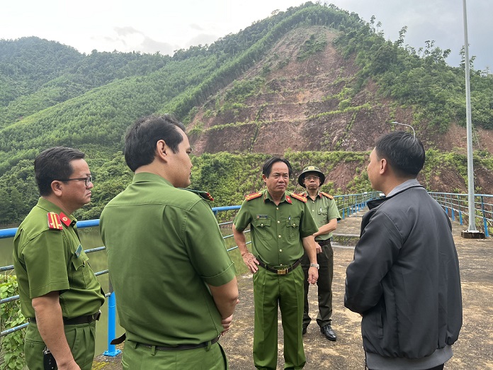 Lãnh đạo Công an tỉnh Thừa Thiên Huế kiểm tra công tác ứng phó với bão tại huyện Nam Đông.