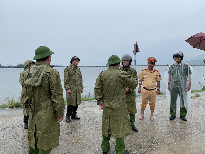 Lãnh đạo Công an tỉnh Thừa Thiên Huế đi kiểm tra công tác ứng phó với bão tại huyện Phú Lộc.