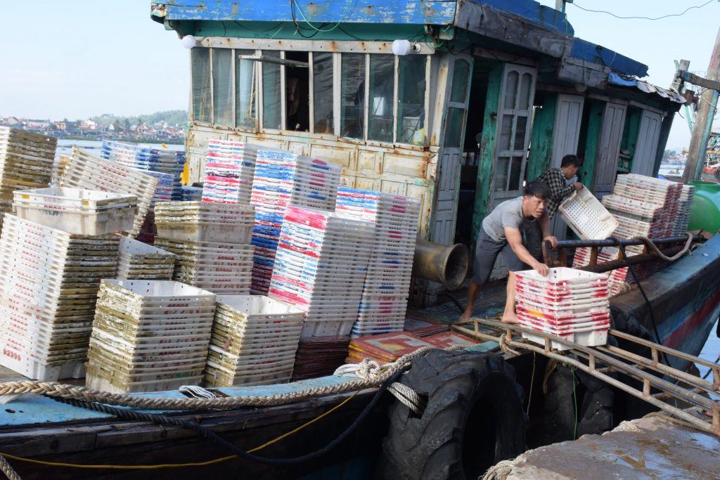 Vận chuyển thực phẩm lên tàu để đi biển dài ngày