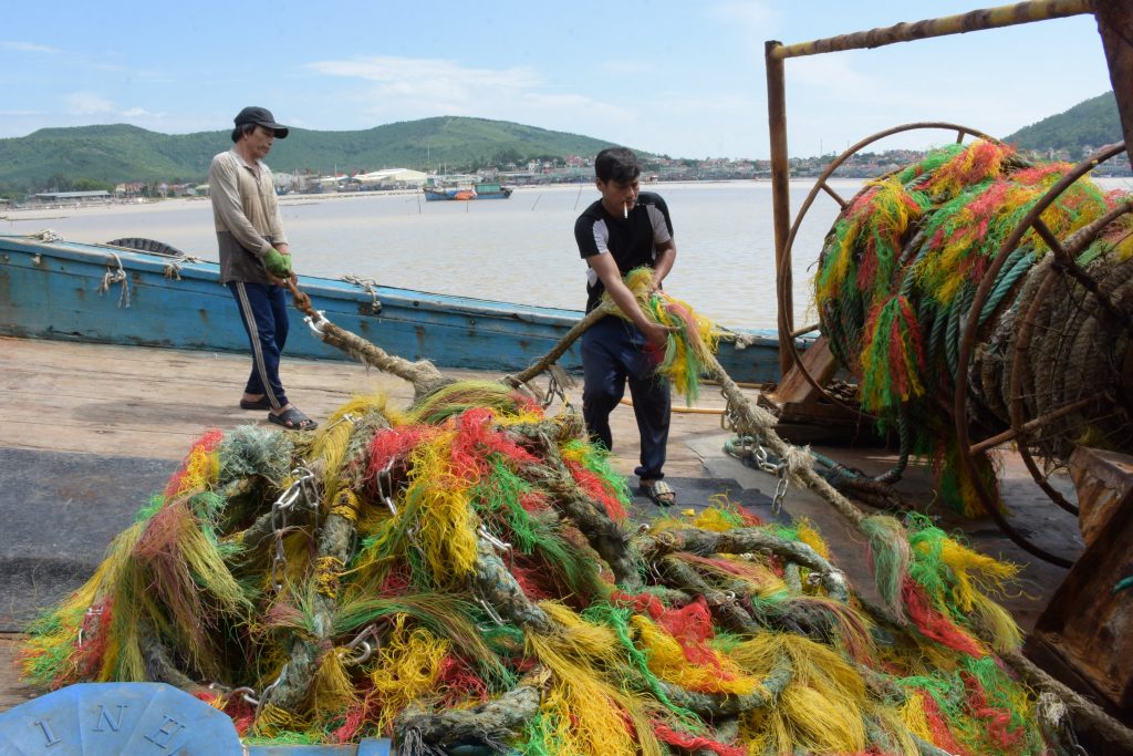 Ngư dân chuẩn bị lưới cho chuyến đi biển dài ngày sau bão.