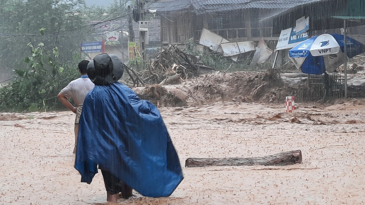 Lũ về trong đêm cuốn trôi rất nhiều tài sản của bà con nhân dân Kỳ Sơn