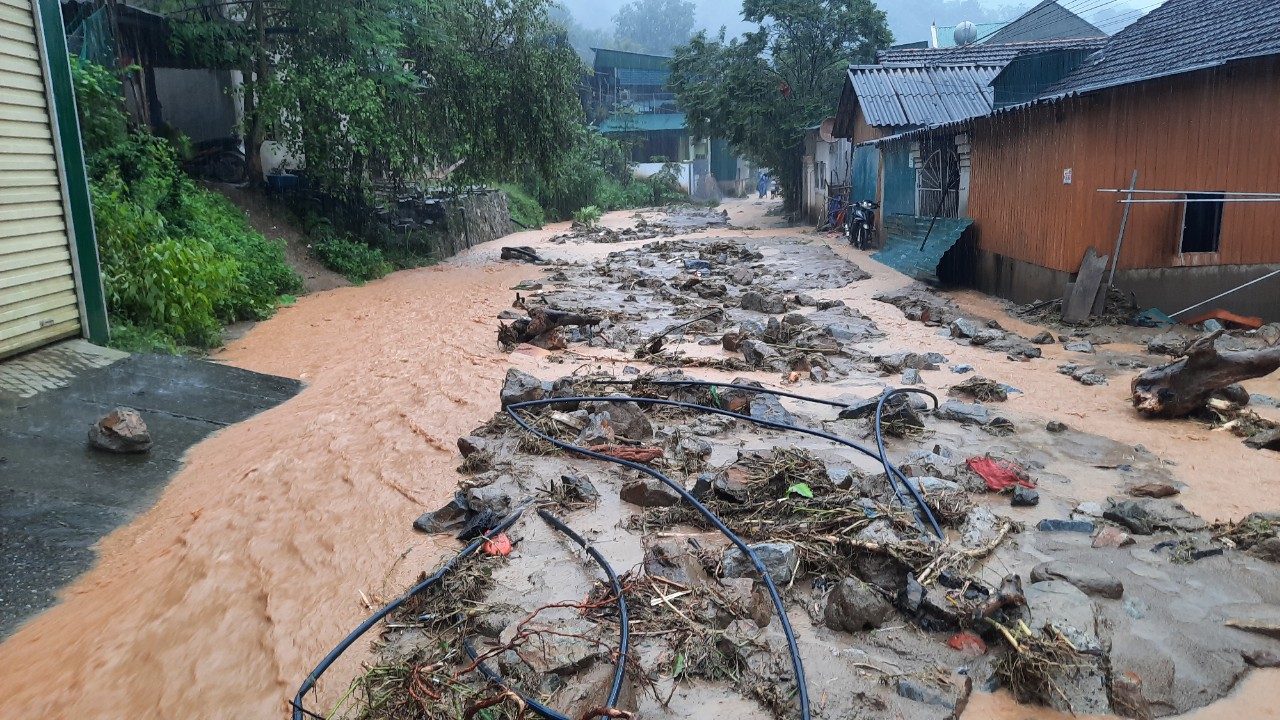 Lũ ống lũ quét tràn về kéo theo đất đá, cây cối khiến việc di chuyển của người dân hết sức khó khăn.