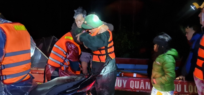 Để đảm bảo an toàn cho người dân trong mưa lũ, lực lượng vũ trang huyện Phú Lộc (Thừa Thiên Huế) đã túc trực 100% quân số để sẵn sàng ứng phó.