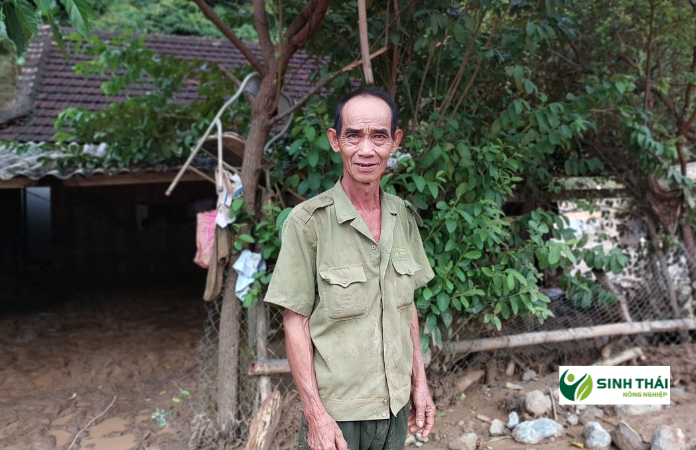 Ông Lô Văn Tiến: “Tôi sống hơn nửa đời người rồi chưa từng thấy trận lũ nào như thế này” - Ảnh: Ngọc Linh