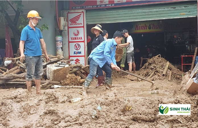 Bùn lầy đất đá phủ kín tất cả mọi nơi mà nó đi qua - Ảnh: Ngọc Linh