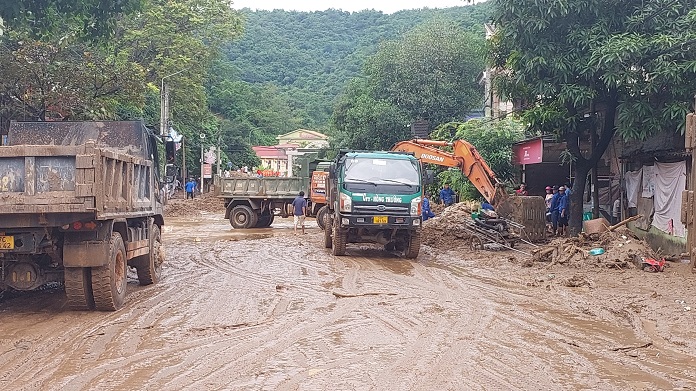 Lực lượng chức năng cố gắng khai thông tuyến đường giao thông để các đoàn cứu trợ tiếp cận được gần người dân.