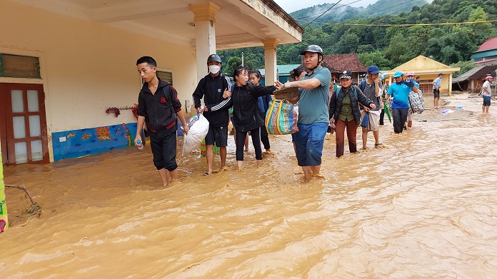 Nhà cửa, ruộng vườn, công trình chìm giữa mênh mông nước.