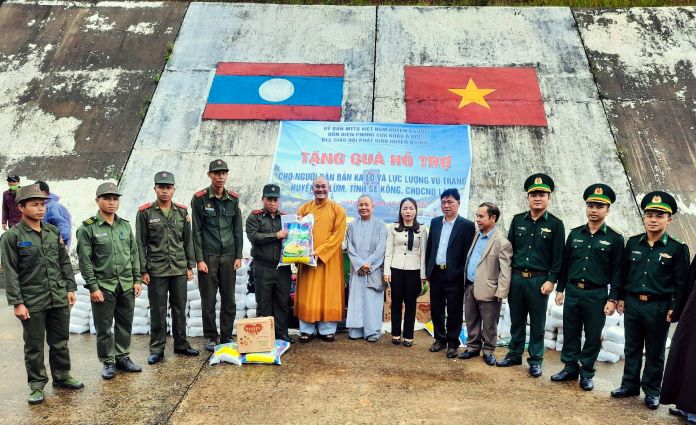 Trao quà cho Lực lượng vũ trang và nhân dân huyện Ka Lừm, tỉnh Sê Kông, Lào.