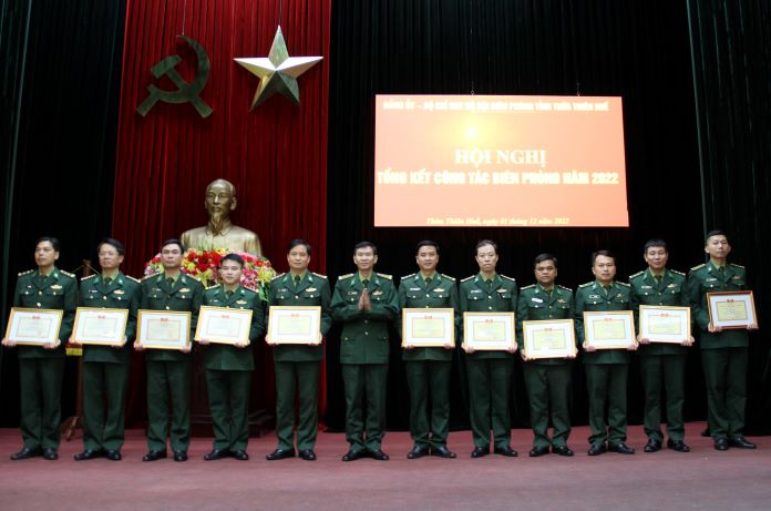 Đại tá Phạm Tùng Lâm, Bí thư Đảng ủy, Chính ủy BĐBP tỉnh trao thưởng cho các tập thể, cá nhân có thành tích xuất sắc trong thực hiện nhiệm vụ năm 2022.