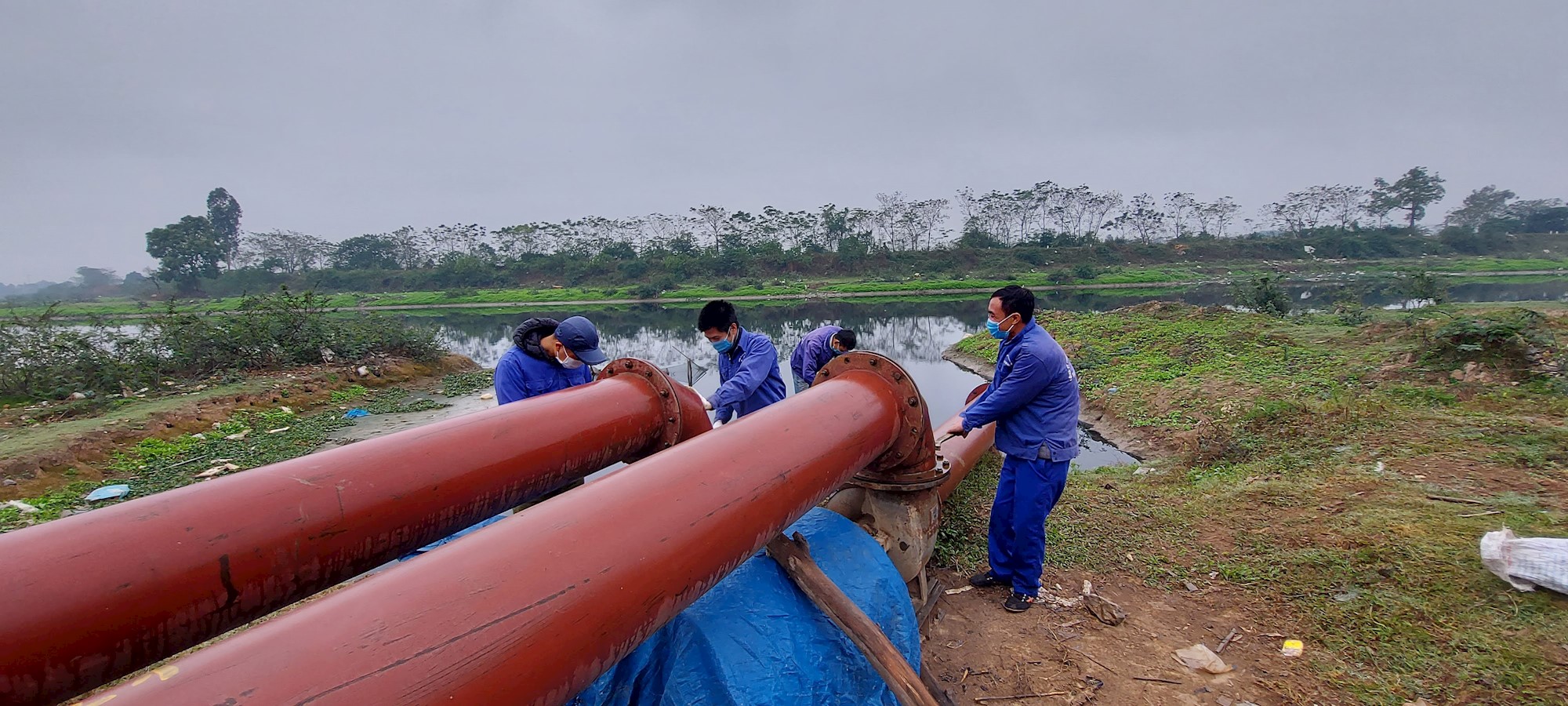 Công nhân Công ty TNHH một thành viên Đầu tư phát triển thủy lợi sông Nhuệ lắp trạm bơm dã chiến lấy nước sông Nhuệ.