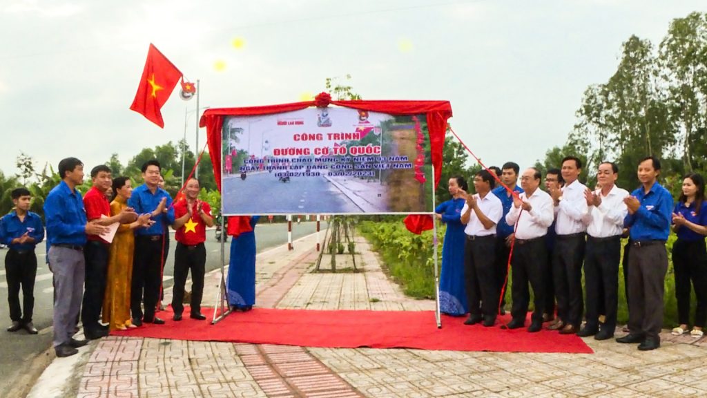 Nghi thức kéo băng khánh thành công trình “Đường cờ Tổ quốc” tại Hậu Giang