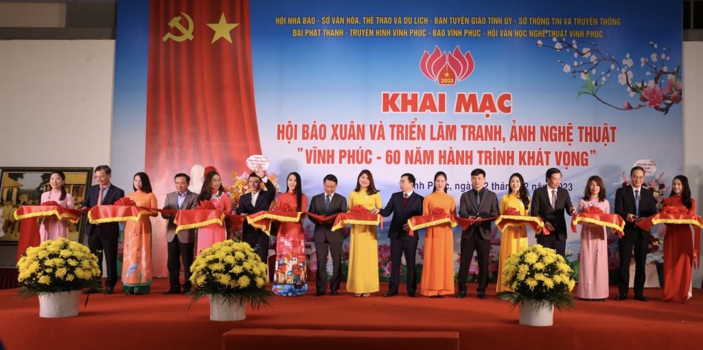 Các đại biểu cắt băng khai mạc Hội Báo Xuân Vĩnh Phúc 2023.