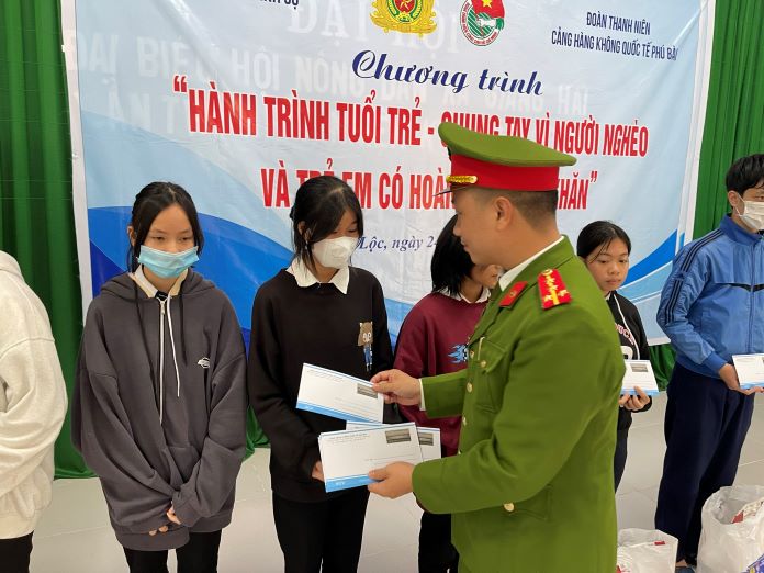 đoàn thanh niên các đơn vị đã tặng 60 suất quà cho trẻ em và các hộ gia đình neo đơn có hoàn cảnh khó khăn