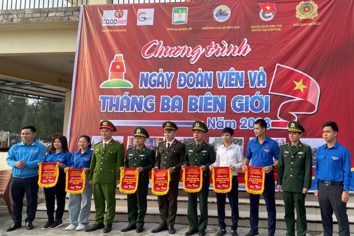 Ban tổ chức trao cờ lưu niệm cho các đơn vị tham gia chương trình.