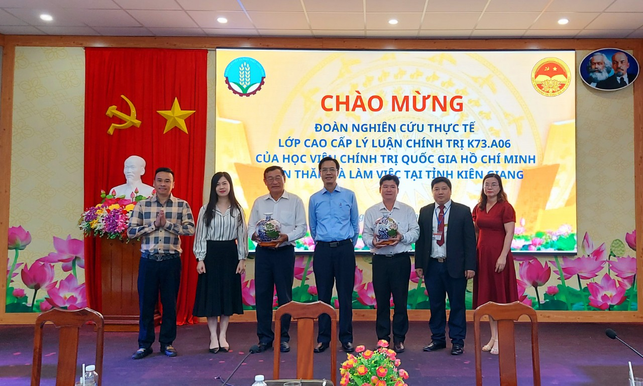 Đoàn nghiên cứu thực tế tặng quà lưu niệm cho đồng chí Nguyễn Thiện Cẩn - đại diện Ban Tuyên giáo tỉnh và đồng chí Huỳnh Thanh Liêm, Chi cục trưởng Chi cục Phát triển nông thôn Kiên Giang.