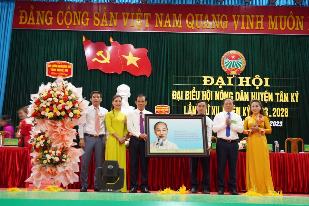 Đồng chí Nguyễn Quang Tùng, Ủy viên Ban Chấp hành Trung ương Hội Nông dân Việt Nam, Chủ tịch Hội Nông Dân tỉnh tặng ảnh Bác Hồ cho Hội Nông dân huyện Tân Kỳ 