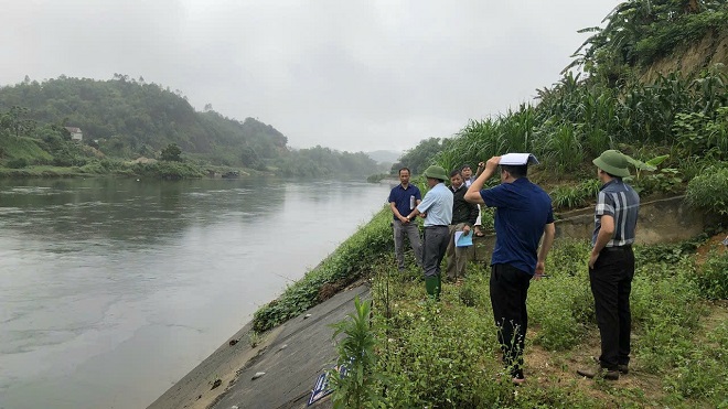 Kiểm tra an toàn đê, kè trước mùa mưa lũ.