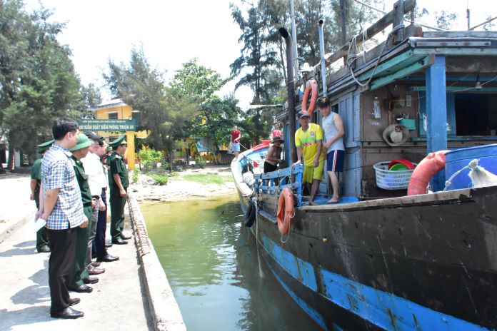 Ông Hoàng Hải Minh, Phó Chủ tịch UBND tỉnh Thừa Thiên Huế kiểm tra tại trạm kiểm soát biên phòng Thuận An.