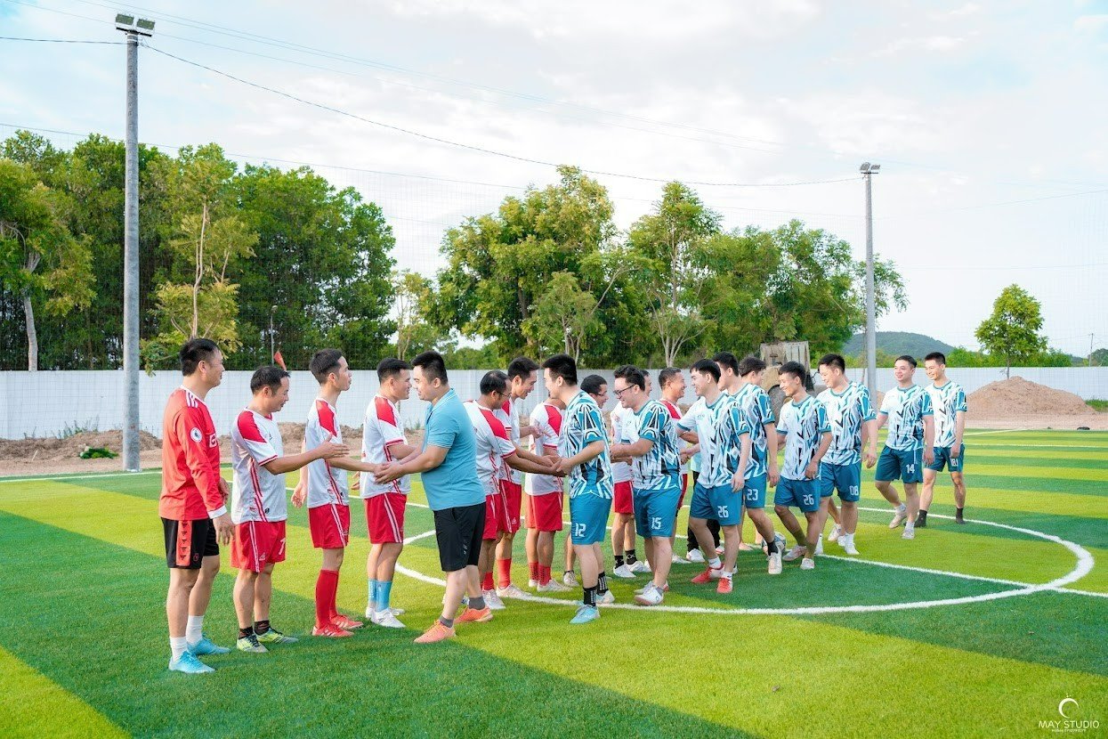 Ngay sau lễ bàn giao, các cựu HS và cán bộ GV đã có trận bóng đá giao hữu ngay trên sân bóng cỏ nhân tạo 