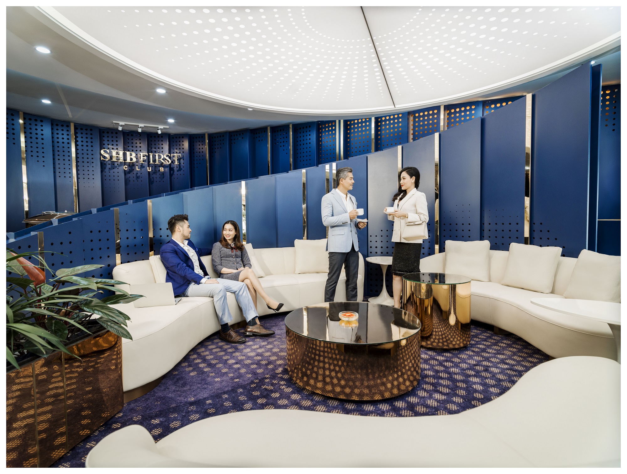 SHB First Club gây ấn tượng mạnh với không gian tổng hòa của sự sang trọng thời thượng với President Suite, phòng hút Cigar riêng tư, khu massage giữa vườn cây, khu làm việc biệt lập, tầm nhìn ra đường băng.