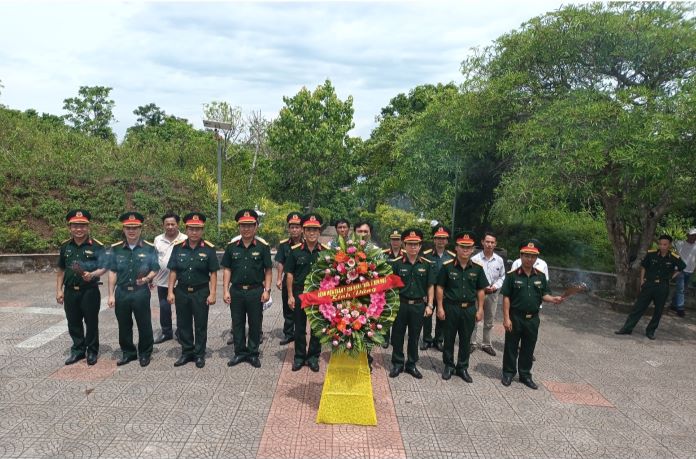 Các đồng chí trong đoàn công tác dâng hương tại đài tưởng niệm anh hùng huyện đảo Cồn Cỏ.