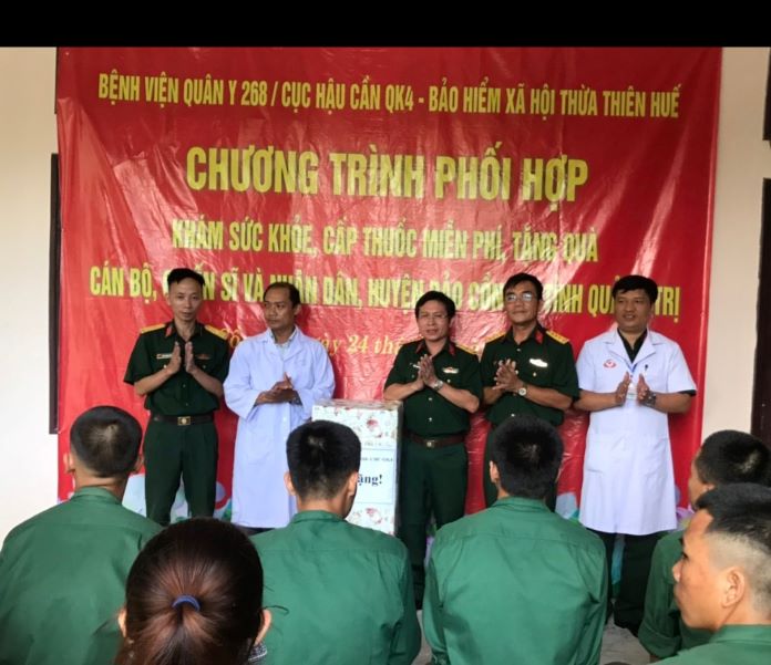 Ban Giám đốc Bệnh viện Quân y 268 tặng trang thiết bị y tế cho Trung tâm y tế Quân dân y huyện đảo Cồn Cỏ.