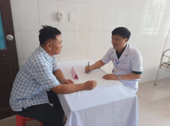 Thượng tá, Bác sỹ CK 2, Bùi Mạnh Hà - Phó Giám đốc Bệnh viện Quân y 268 khám bệnh, tư vấn sức khỏe cho nhân dân huyện đảo Cồn Cỏ.