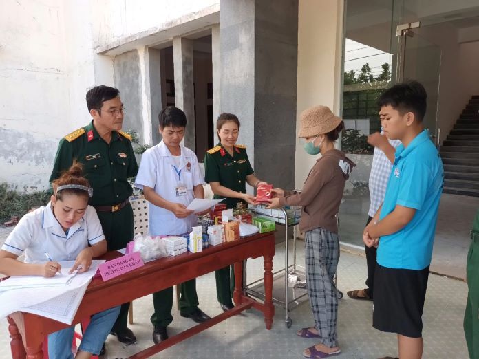 Đại tá Mai Lê Vị - Bí thư Đảng ủy, Chính ủy Bệnh viện Quân y 268 kiểm tra, theo dõi công tác cấp phát thuốc miễn phí cho nhân dân huyện đảo Cồn Cỏ.