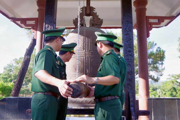 Thủ trưởng Bộ Chỉ huy BĐBP tỉnh Thừa Thiên Huế thỉnh chuông tại nghĩa trang liệt sĩ thành phố Huế.