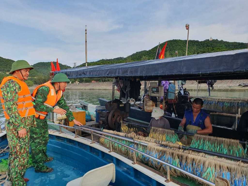 Đồn Biên phòng đảo Trần tuyên truyền vận động người dân chủ động ứng phó với bão số 1 (Talim) 