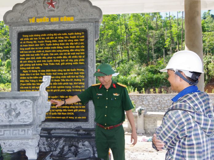 Đại tá Nguyễn Đình Khoa, Phó Chỉ huy trưởng Bộ CHQS tỉnh Thừa Thiên Huế kiểm tra các hạng mục tại công trình Nhà tưởng niệm liệt sĩ.