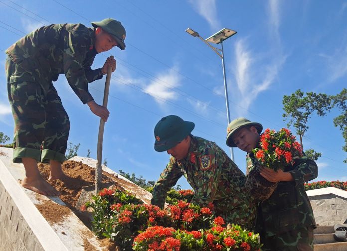 Cán bộ, chiến sĩ Bộ CHQS tỉnh Thừa Thiên Huế tham gia trồng hoa tại công trình.