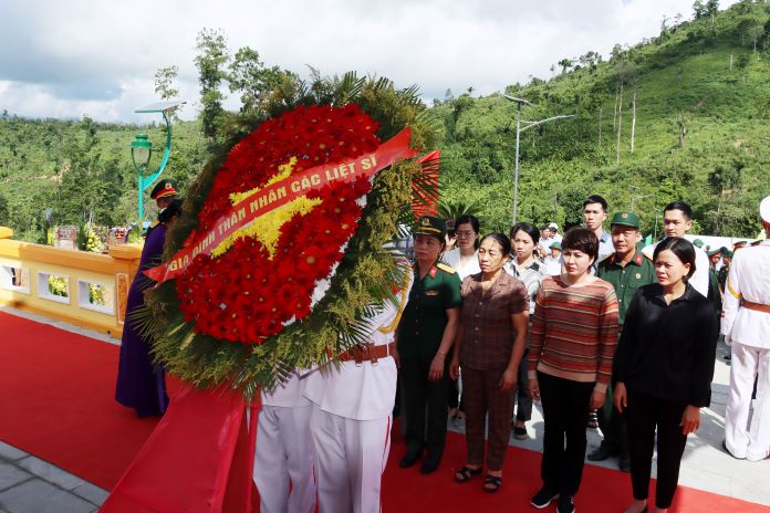 Các thân nhân gia đình liệt sĩ dâng hương, dâng hoa.