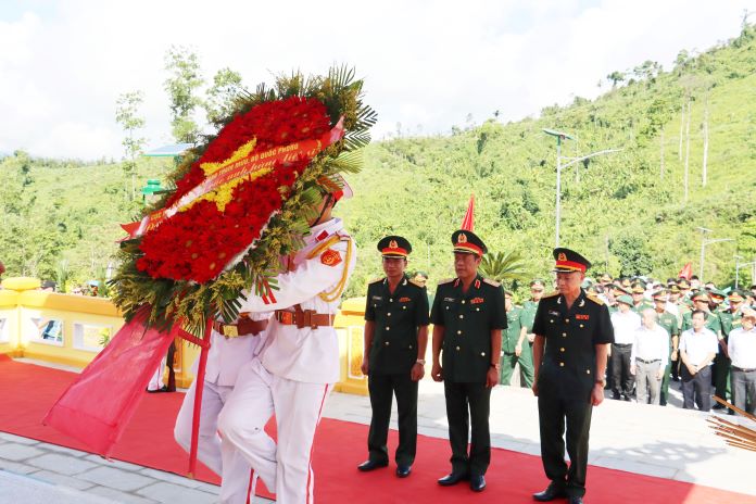 Lãnh đạo Cục Cứu hộ, cứu nạn – Bộ Quốc phòng dâng hoa các liệt sĩ.