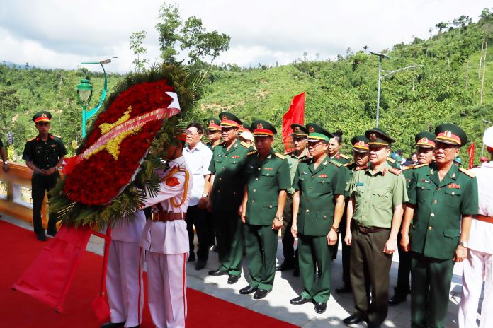 Lực lượng vũ trang tỉnh Thừa Thiên Huế dâng hương, dâng hoa các liệt sĩ.