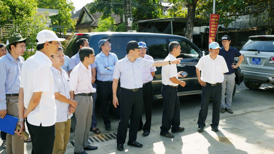 Ông Hoàng Hải Minh, Phó Chủ tịch UBND tỉnh Thừa Thiên Huế kiểm tra tiến độ các gói thầu thuộc dự án các đô thị xanh.