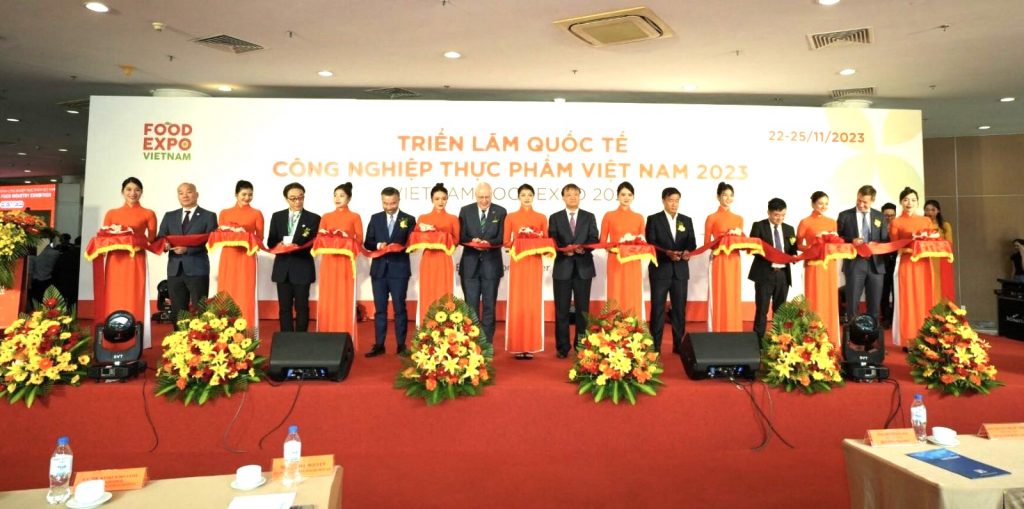 Cắt băng khai mạc Triển lãm Vietnam Foodexpo 2023.