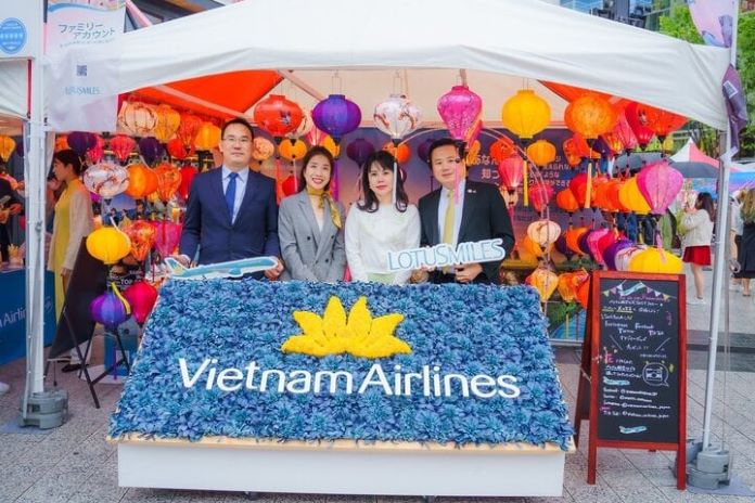 Doanh nhân Lê Nguyễn (bìa trái) và gian hàng đại lý vé máy bay cùng hàng hóa Việt tại một Hội chợ ở Nhật Bản.