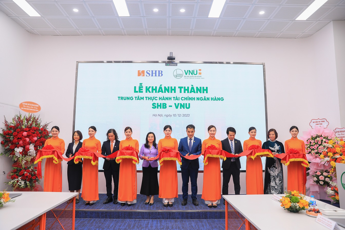 Lãnh đạo SHB và ĐHQG-HN cắt băng khánh thành “Trung tâm thực hành Tài chính Ngân hàng SHB – VNU”