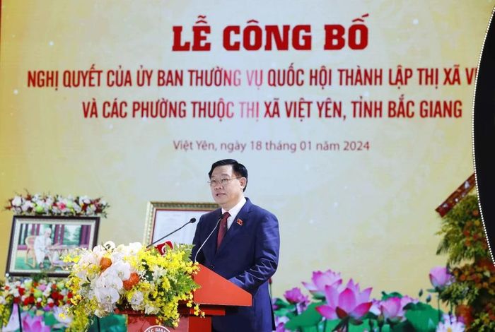 Chủ tịch Quốc hội Vương Đình Huệ trao Nghị quyết thành lập thị xã Việt Yên cho Đảng bộ, chính quyền và nhân dân Việt Yên.