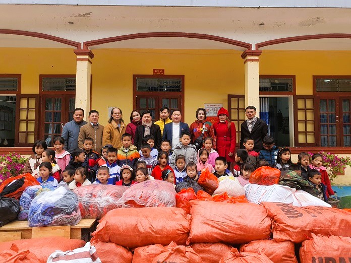 Tạp chí điện tử Sinh thái nông nghiệp tặng học sinh Trường Tiểu học Châu Hoàn 200 suất quà.