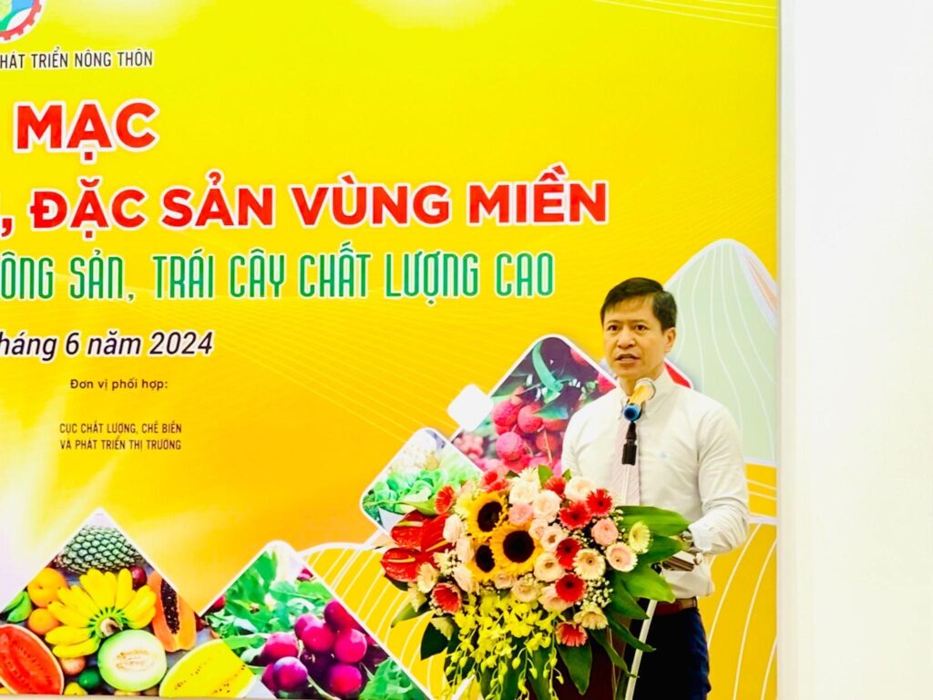 Ông Nguyễn Minh Tiến - Giám đốc Trung tâm Xúc tiến thương mại Nông nghiệp phát biểu khai mạc Phiên chợ.