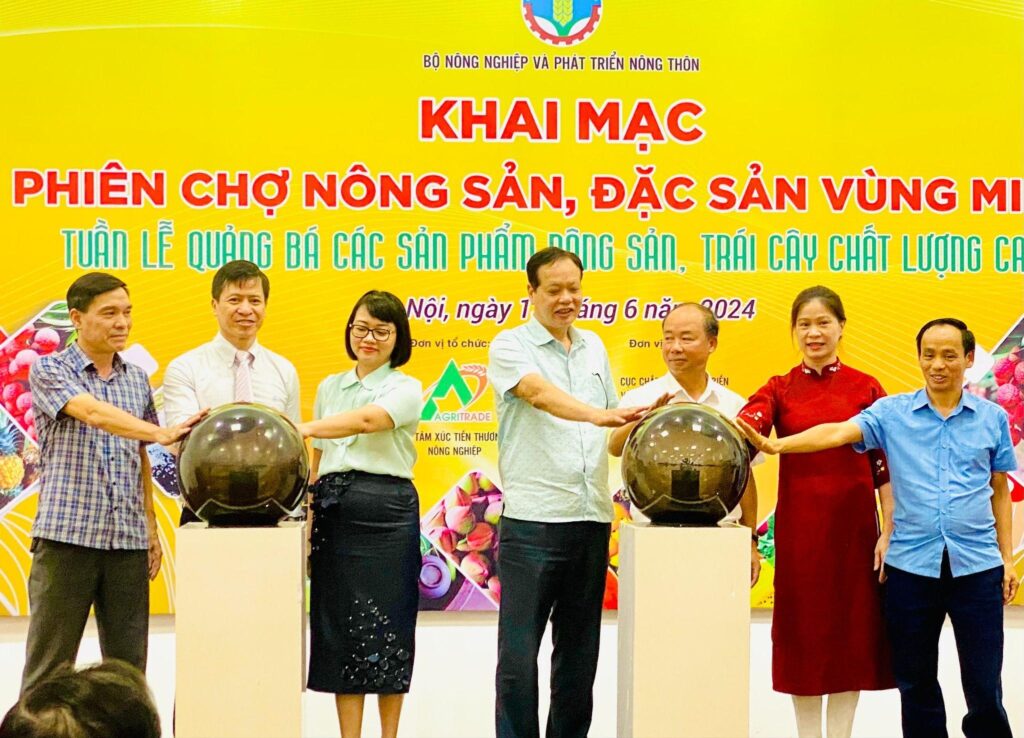 Các Lãnh đạo, Bộ, ban, ngành cùng nhấn nút khai mạc chuỗi chương trình Phiên chợ Nông sản, Đặc sản vùng miền năm 2024.