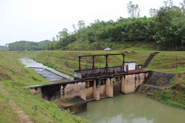 Cống Hiệp Hòa nằm trên hệ thống nông giang dẫn nước từ Đập Bara Đô Lương tưới tiêu cho những cánh đồng các huyện Đô Lương, Diễn Châu, Yên Thành, Quỳnh Lưu.