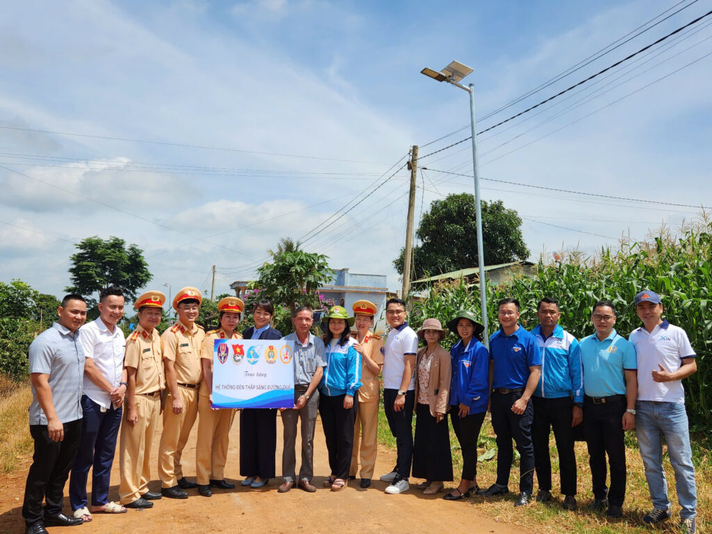 Đoàn Thanh niên Cục CSGT phía Nam hỗ trợ thắp sáng đường quê vùng cao