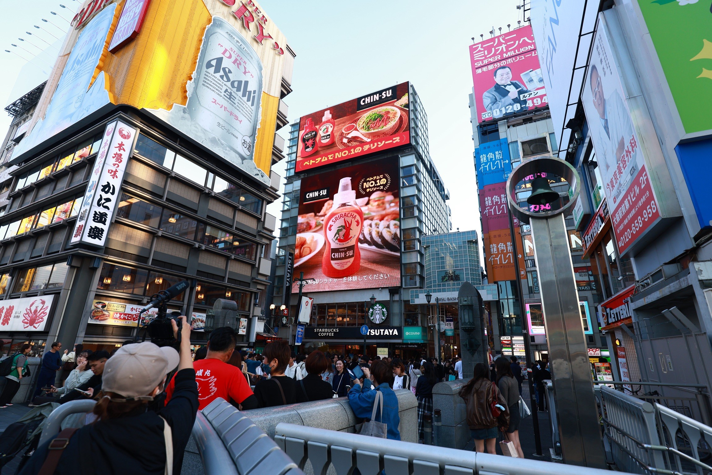 tuong-ot-chin-su-xuat-hien-hoanh-trang-tai-khu-pho-am-thuc-soi-dong-dotonbori-osaka-1732780541.JPG