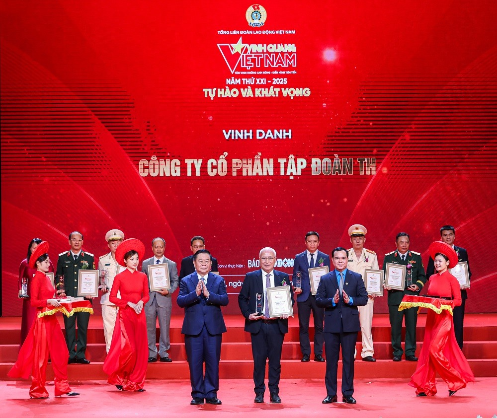 ong-ngo-minh-hai-chu-tich-hoi-dong-quan-tri-tap-doan-th-nhan-bang-khen-va-ky-niem-chuong-tu-ban-to-chuc-1750728718.jpg