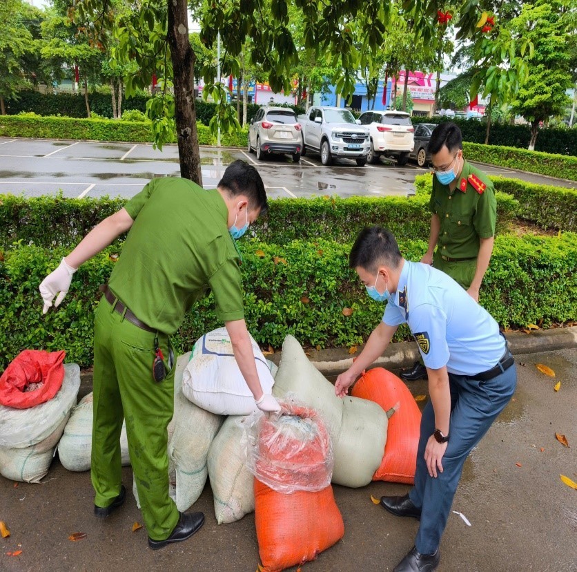 son-la-bat-giu-thuc-pham-khong-ro-nguon-goc-stnn-1750920470.jpg
